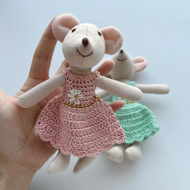Handgefertigte Bio-Baumwolle Hasenpuppe mit Leinenjacke und karierten Shorts