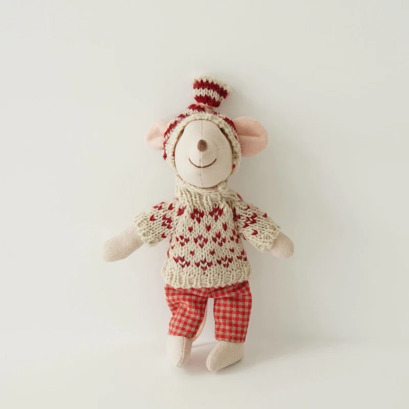 Handgefertigte Maus Plüschpuppe mit gestricktem Herzpullover, Pom-Pom-Mütze und Gingham-Hose