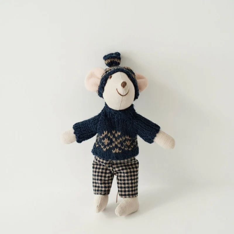 Handgefertigte Maus Plüschpuppe mit gestricktem Herzpullover, Pom-Pom-Mütze und Gingham-Hose