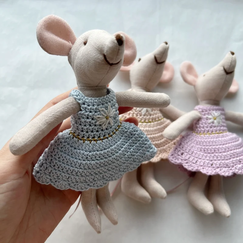 Handgefertigte Leinen-Plüschmauspuppe mit gehäkeltem Kleid und bestickten Details