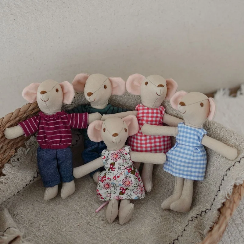 Handgefertigte Leinen Maus Plüschpuppe mit gestreiftem Strickhemd und Jeanshose