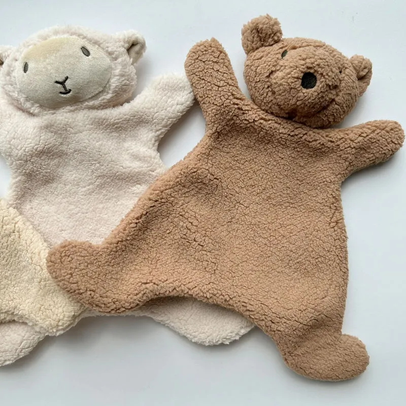 Handgefertigtes Leinen-Elefant-Plüschspielzeug mit gestreiftem Rüschkragen und weichem Overall