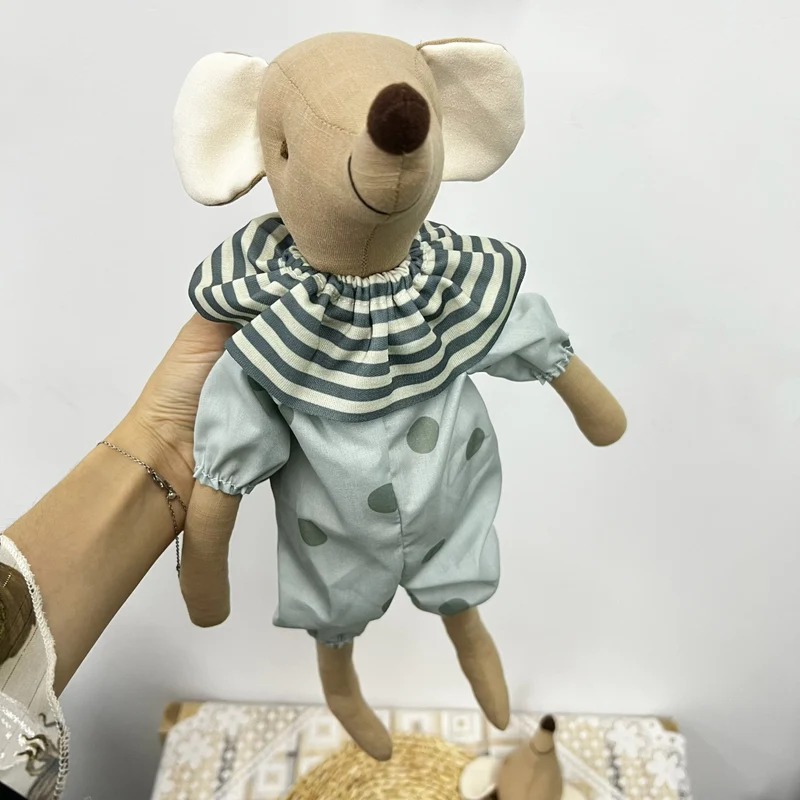 Handgefertigtes Leinen-Elefant-Plüschspielzeug mit gestreiftem Rüschkragen und weichem Overall