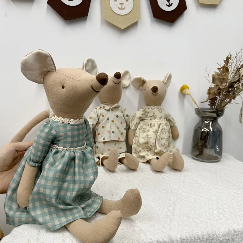 Handgefertigte Leinen-Elefant-Plüschpuppe mit langen Gliedmaßen und gepunktetem Baumwollkleid