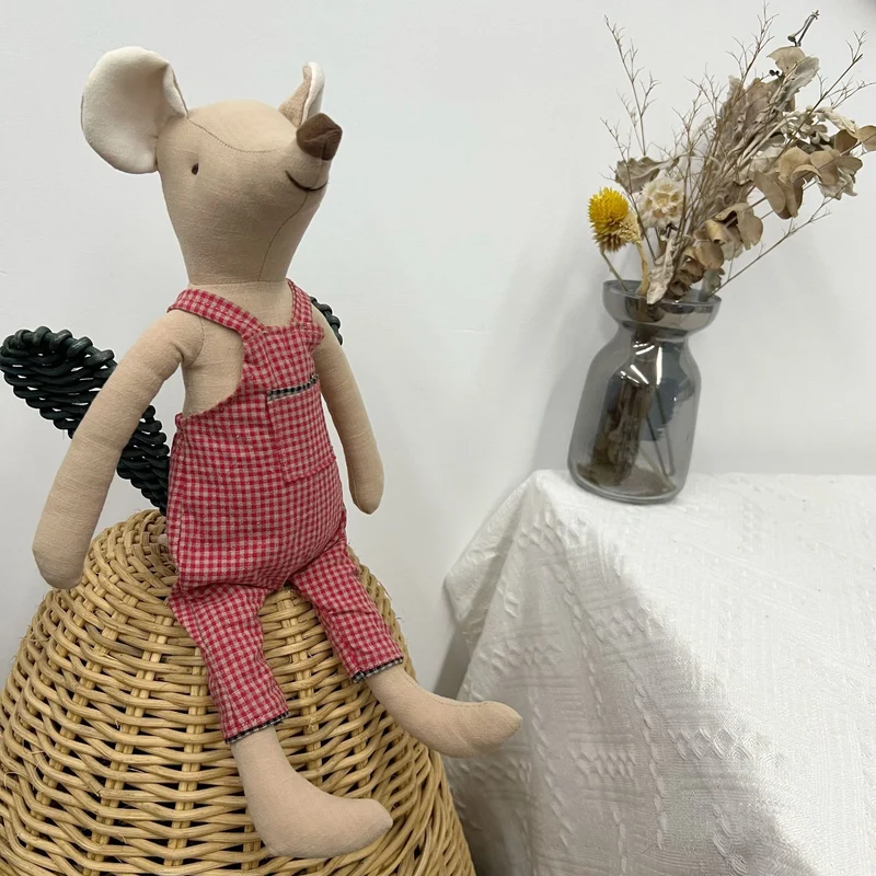 Handgefertigte Leinen-Elefant-Plüschpuppe mit langen Gliedmaßen und gepunktetem Baumwollkleid