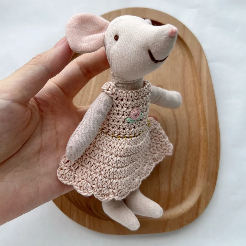 Handgefertigte Leinen-Baumwoll-Mauspuppe mit Häkelkleid und gestickter Blume