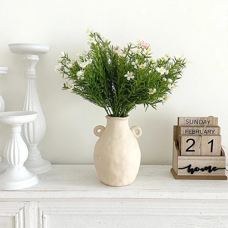 Realistische Blumenanordnung