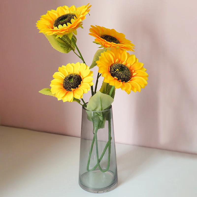 Realistische dekorative Sonnenblumenstängel