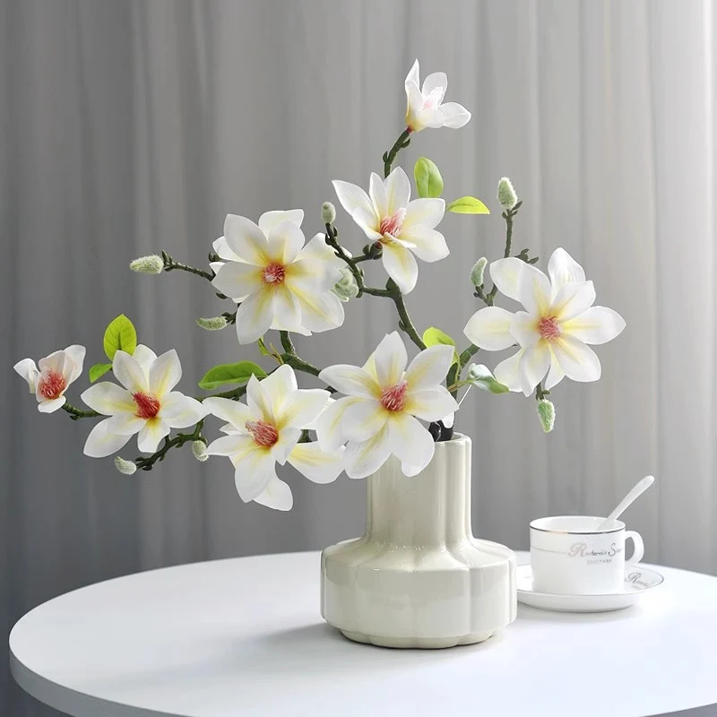 Lebensechte Magnolienblütenanordnung