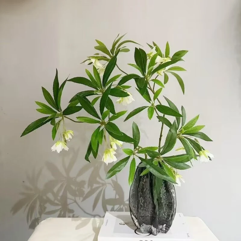 Lebensechte florale Zweig-Arrangement