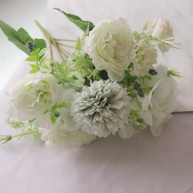 Lebensechter Blumenstrauß