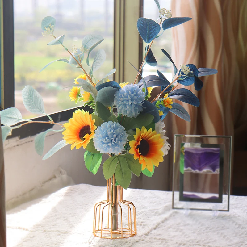 Lebensechte Blumenarrangement in eleganter Vase