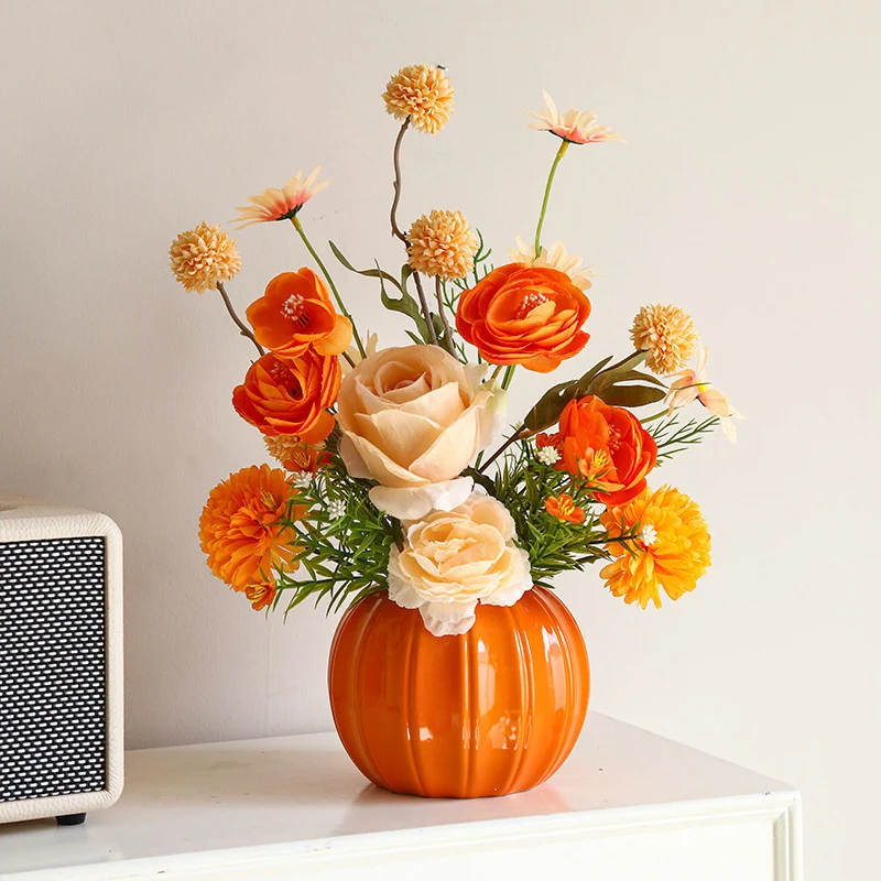 Lebensechte Blumenarrangement in dekorativer Keramikvase