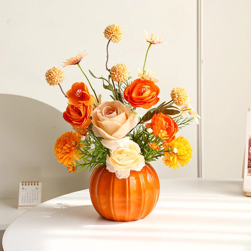 Lebensechte Blumenarrangement in dekorativer Keramikvase