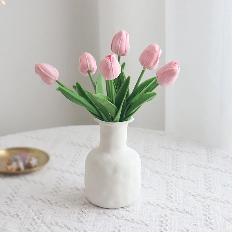 Lebensechte dekorative Tulpenstiel