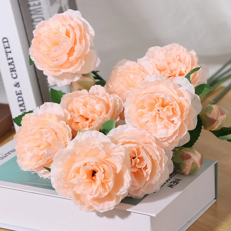 Lebensechtes dekoratives Blumenarrangement