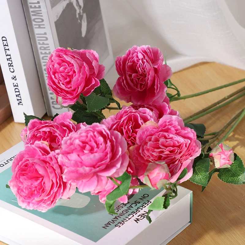 Lebensechtes dekoratives Blumenarrangement