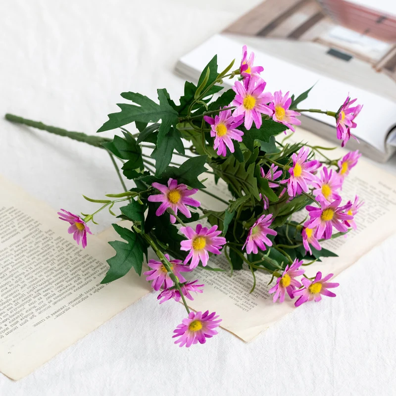 Lebensechte Gänseblümchen-Blumenstiel-Anordnung