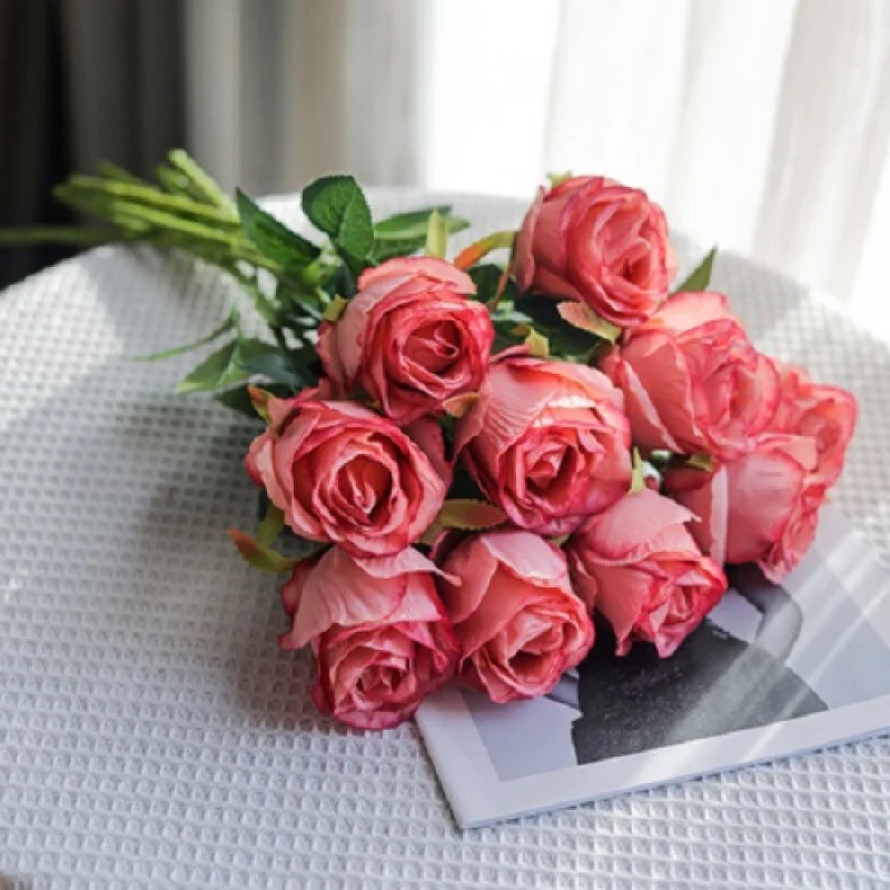Dekorative Blumenarrangement für die Inneneinrichtung