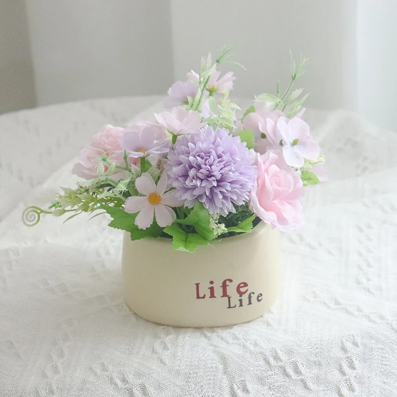 Dekorative Blumenarrangement für Tischdekoration