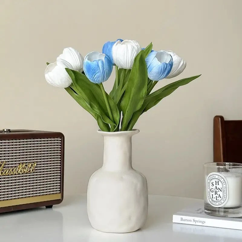 Dekorativer künstlicher Tulpenstrauß