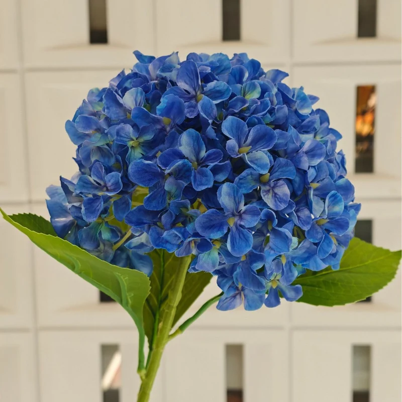 Lebensnahe Hortensienblumenstrauß