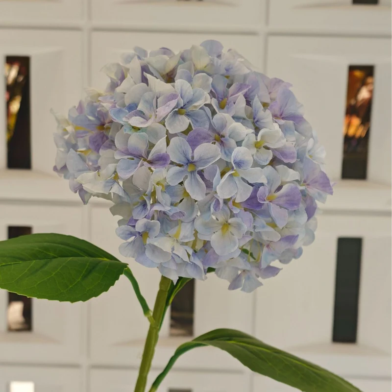 Lebensnahe Hortensienblumenstrauß