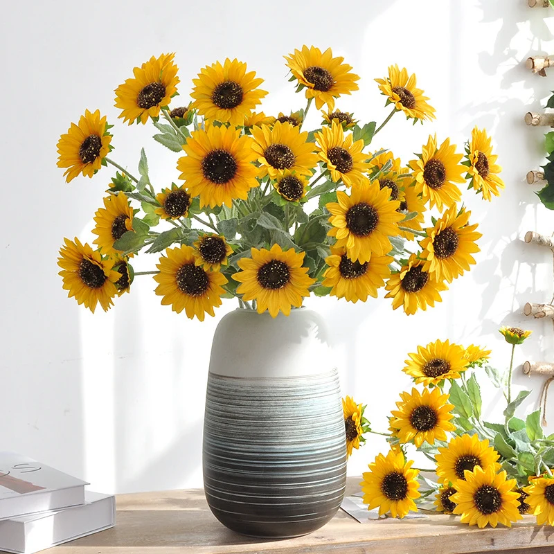 Dekorativer Sonnenblumenstrauß