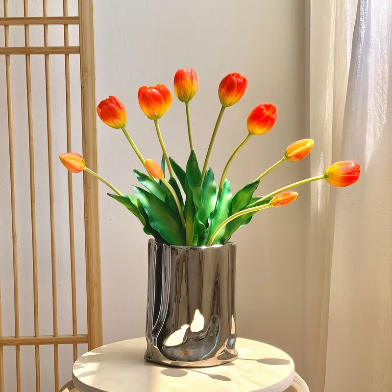 Dekorativer künstlicher Tulpenstrauß