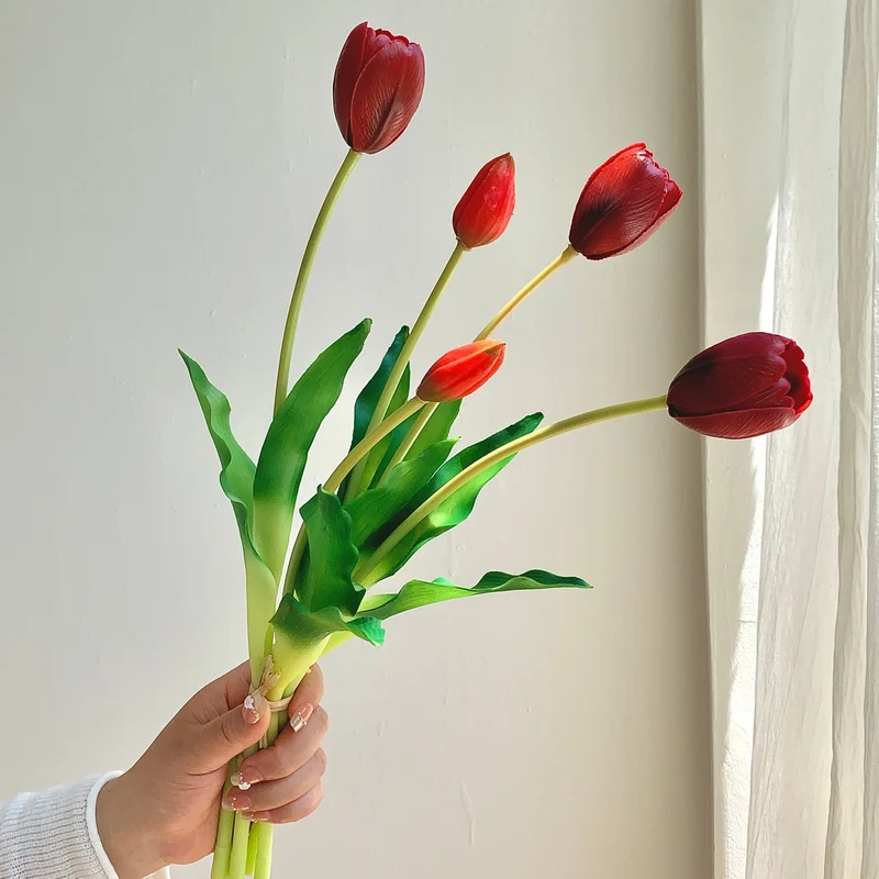 Dekorativer künstlicher Tulpenstrauß