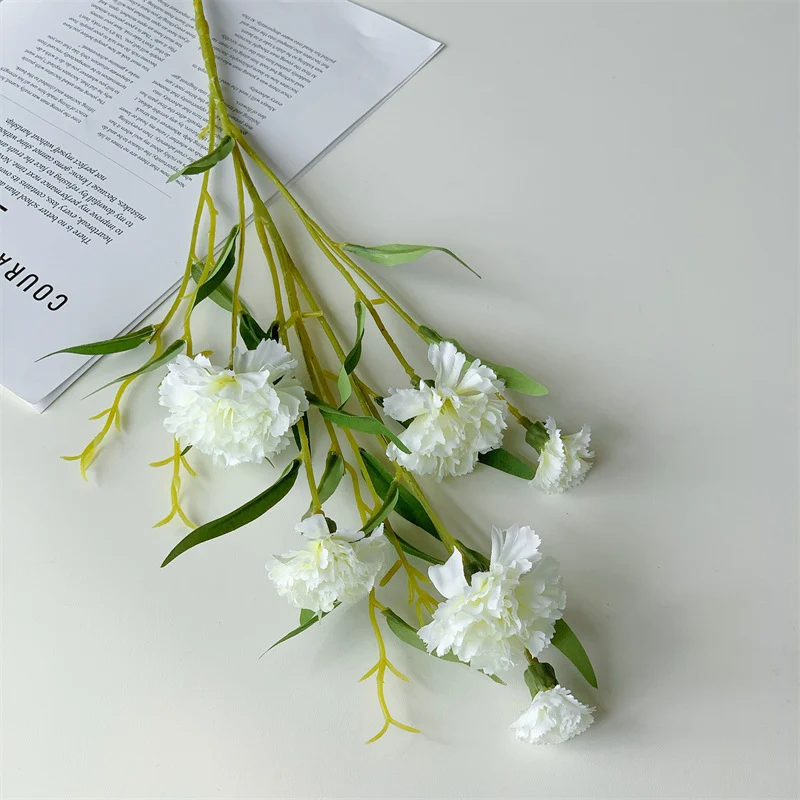 Realistische Seidenblumenstielarrangement