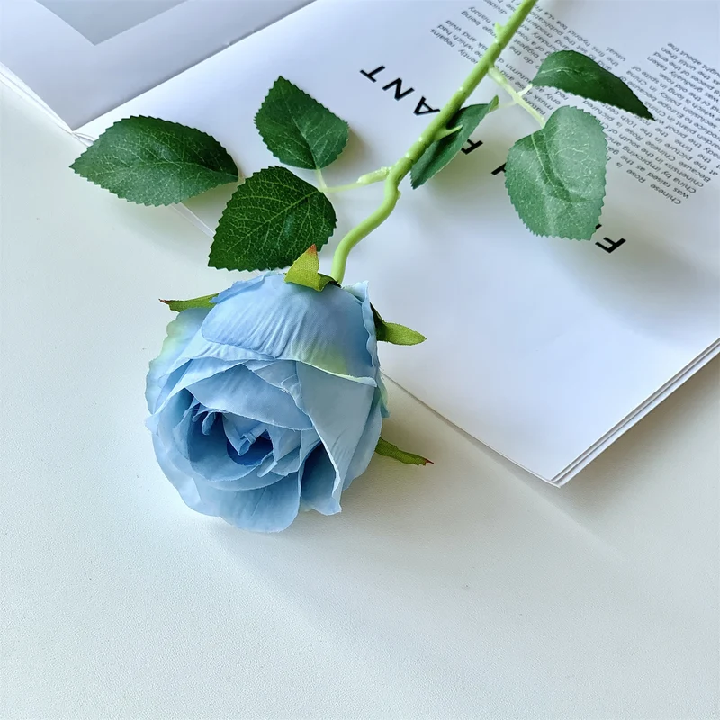 Realistische künstliche Rosenstängel