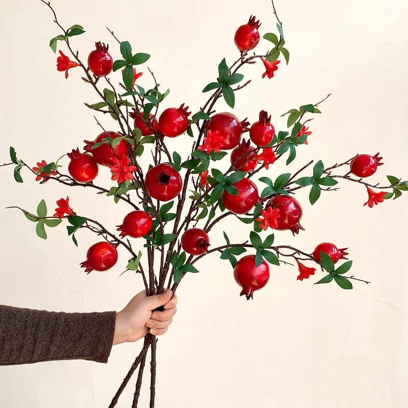 Dekorative Granatapfelblütenarrangement