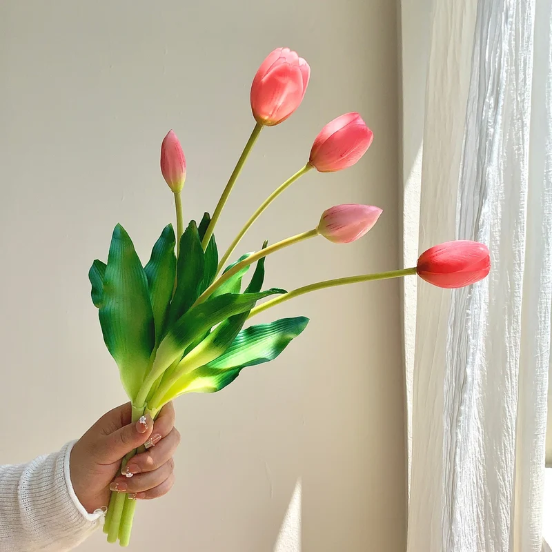 Dekorativer künstlicher Tulpenstrauß