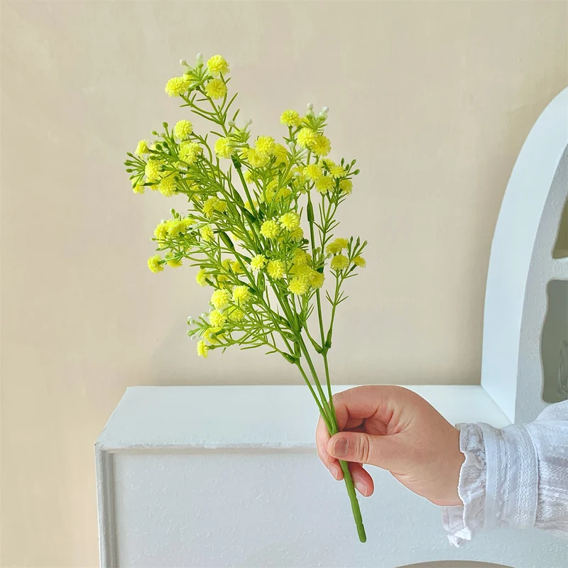 Dekorativer Kunstblumenstrauß