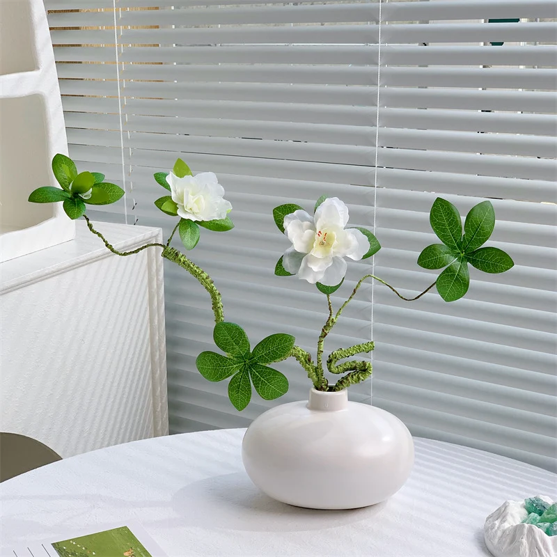 Dekoratives Faux Floral Arrangement