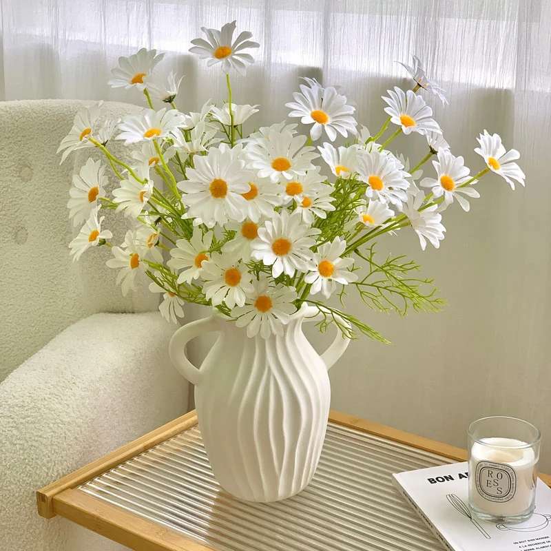 Dekorativer künstlicher Gänseblümchenstrauß