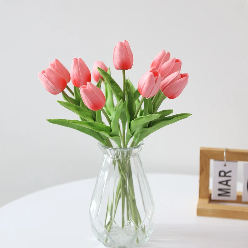 Künstlicher dekorativer Tulpenstrauß
