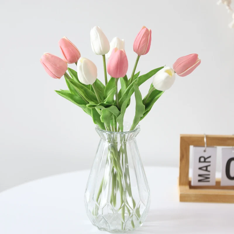 Künstlicher dekorativer Tulpenstrauß
