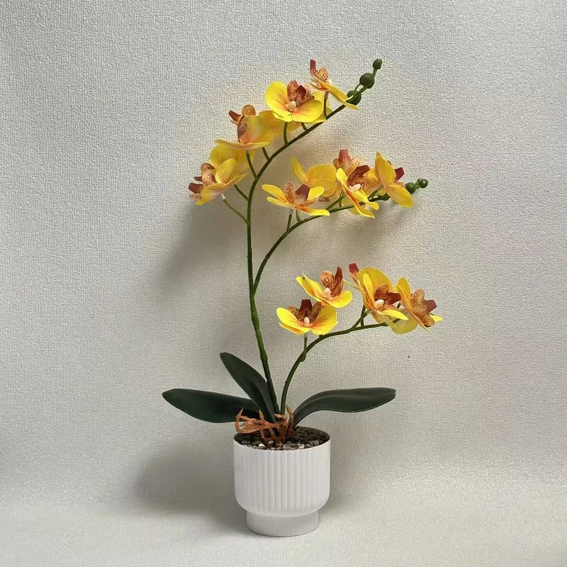 Realistische künstliche Orchideenpflanze mit dekorativem Topf