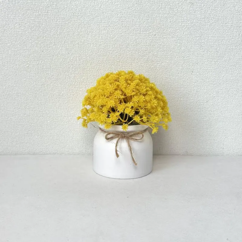 Lebensechte Lila Blumenarrangement