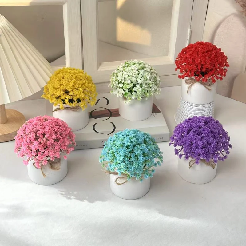 Lebensechte Lila Blumenarrangement