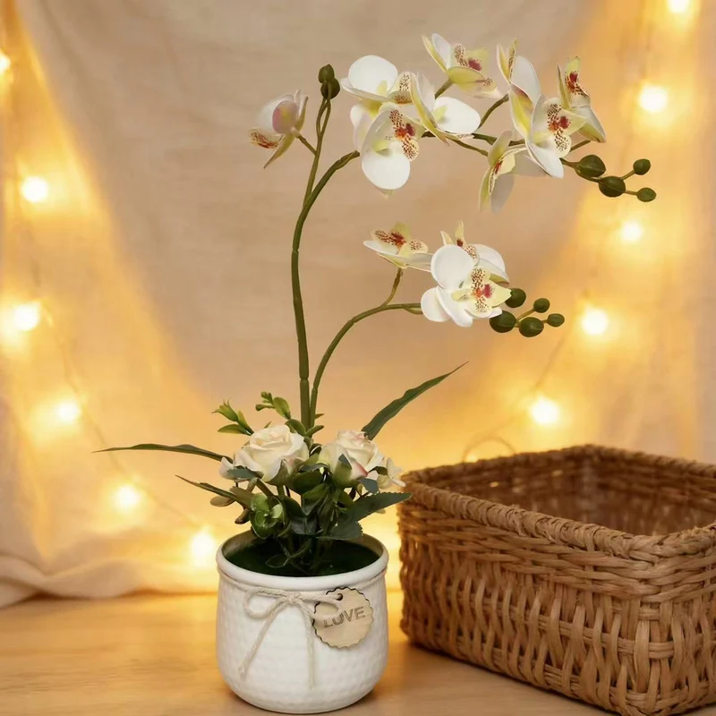 Lebensechte Orchideen- und Rosenblumenarrangement