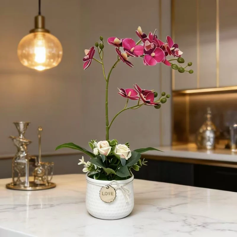 Lebensechte Orchideen- und Rosenblumenarrangement