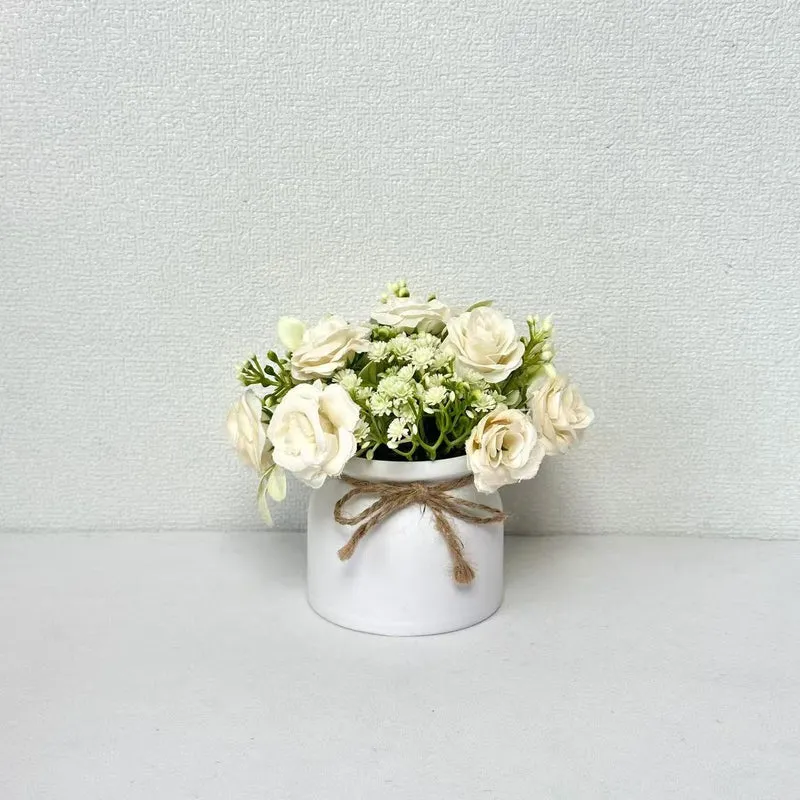 Lebensechter Blumenstrauß in dekorativem Topf für die wohnkultur
