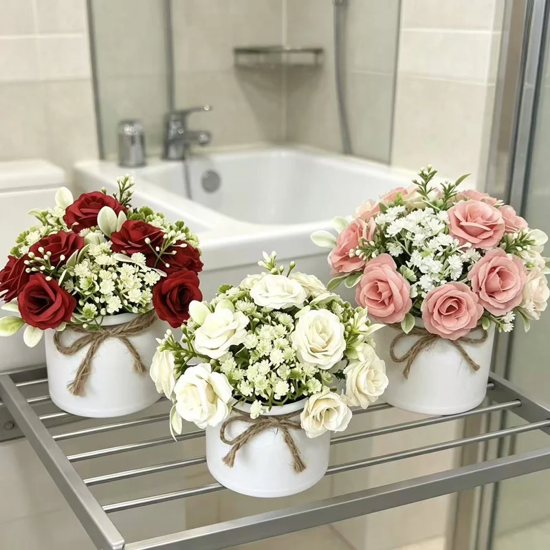 Lebensechter Blumenstrauß in dekorativem Topf für die wohnkultur