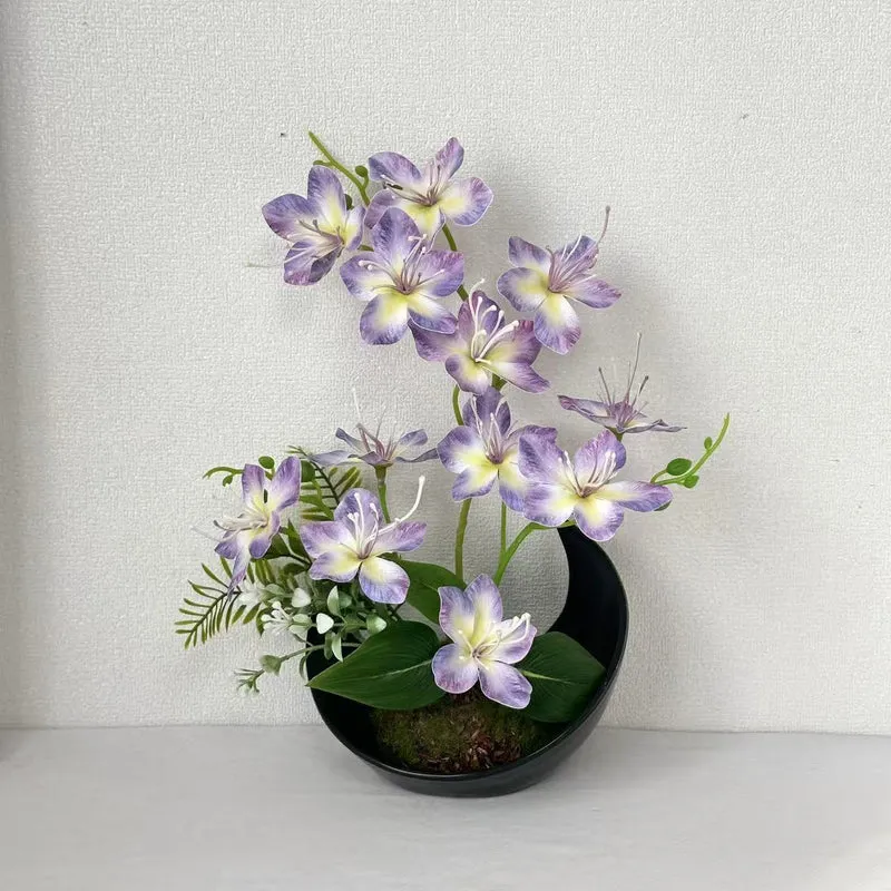 Lebensechte Blumenarrangements für die Innenausstellung