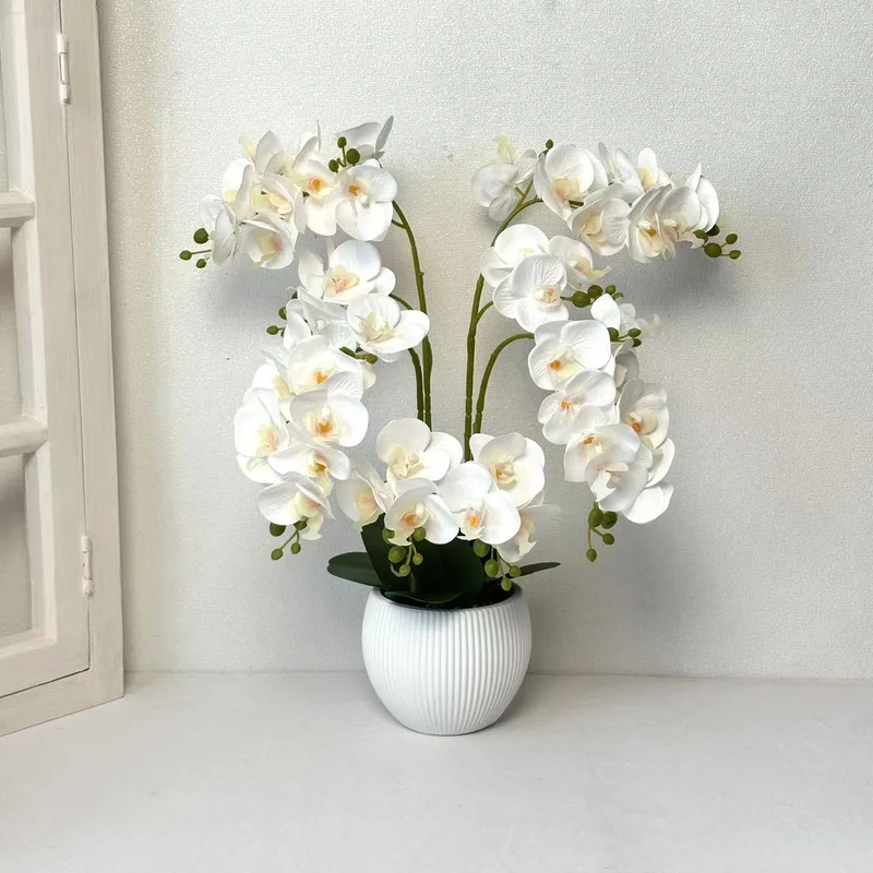 Lebensechte dekorative Orchideenarrangement für die Innenausstattung