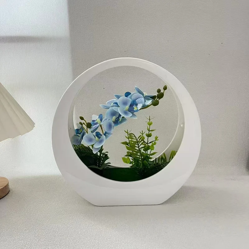 Dekorative Orchideenpflanze in modernem runden Vase