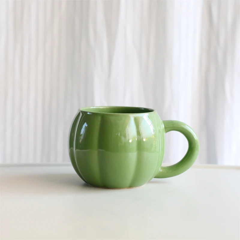 Keramikbecher mit ergonomischem Griff und geriffelter Ballonform
